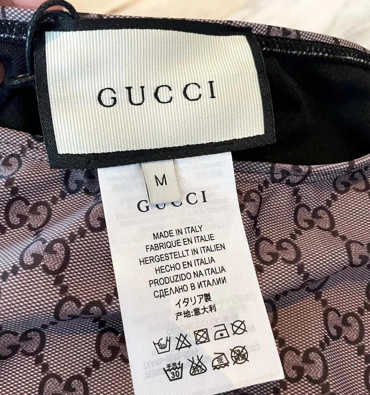 Gucci बेज ब्राउन एक कंधे वाला साइड कटआउट स्विमवियर 3