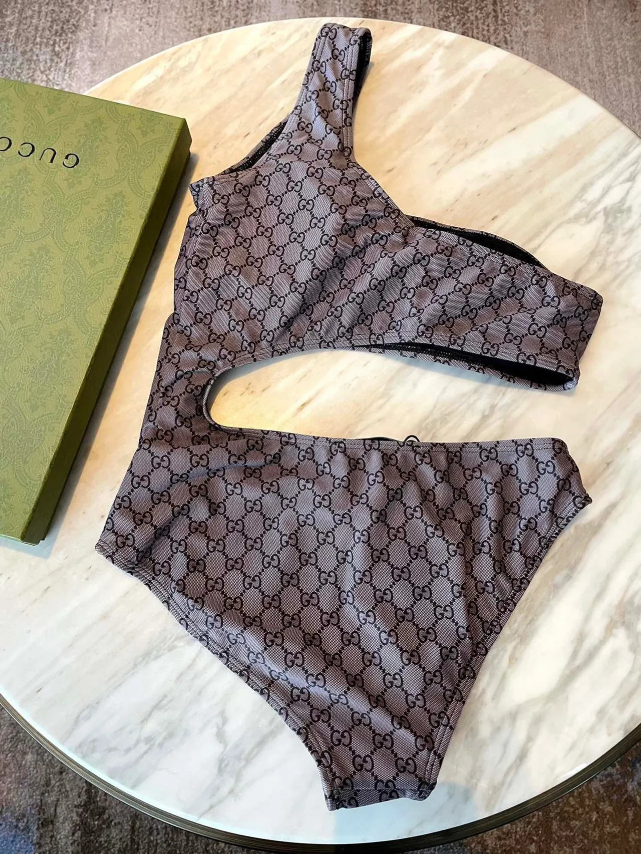 Gucci बेज ब्राउन एक कंधे वाला साइड कटआउट स्विमवियर 5