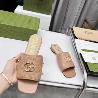 Gucci Pantuflas Beige Dorado Punta Cuadrada Embossada GG Monograma