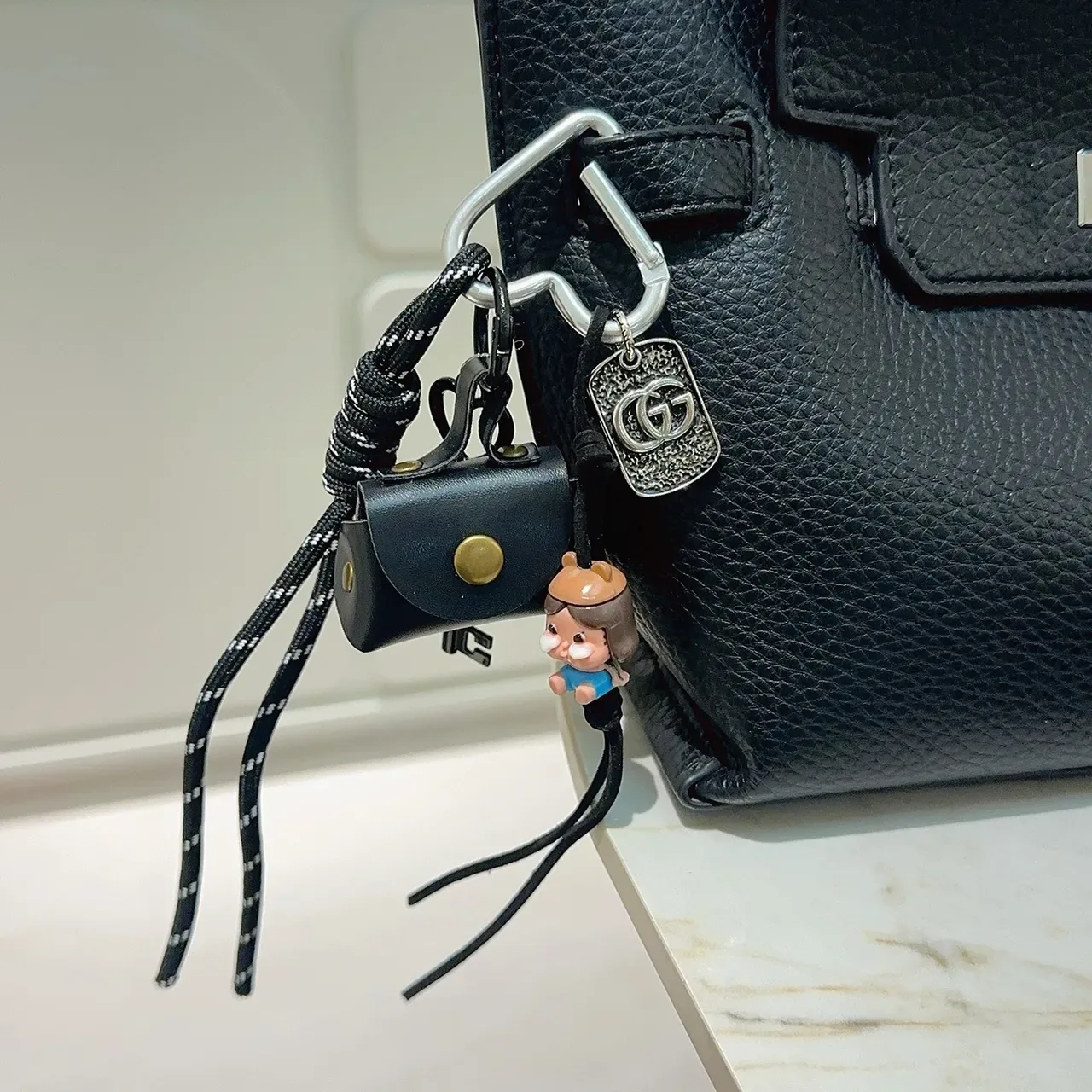 Gucci Mini Poche Cuir Noir Doré avec Lanière Paracord pour Appareil Photo 2