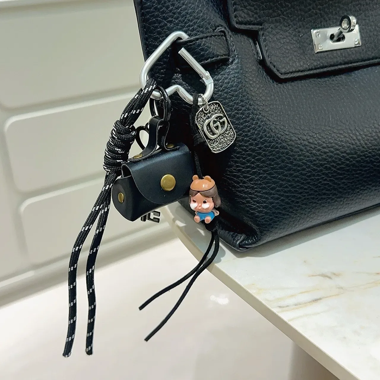 Gucci Mini Poche Cuir Noir Doré avec Lanière Paracord pour Appareil Photo 5