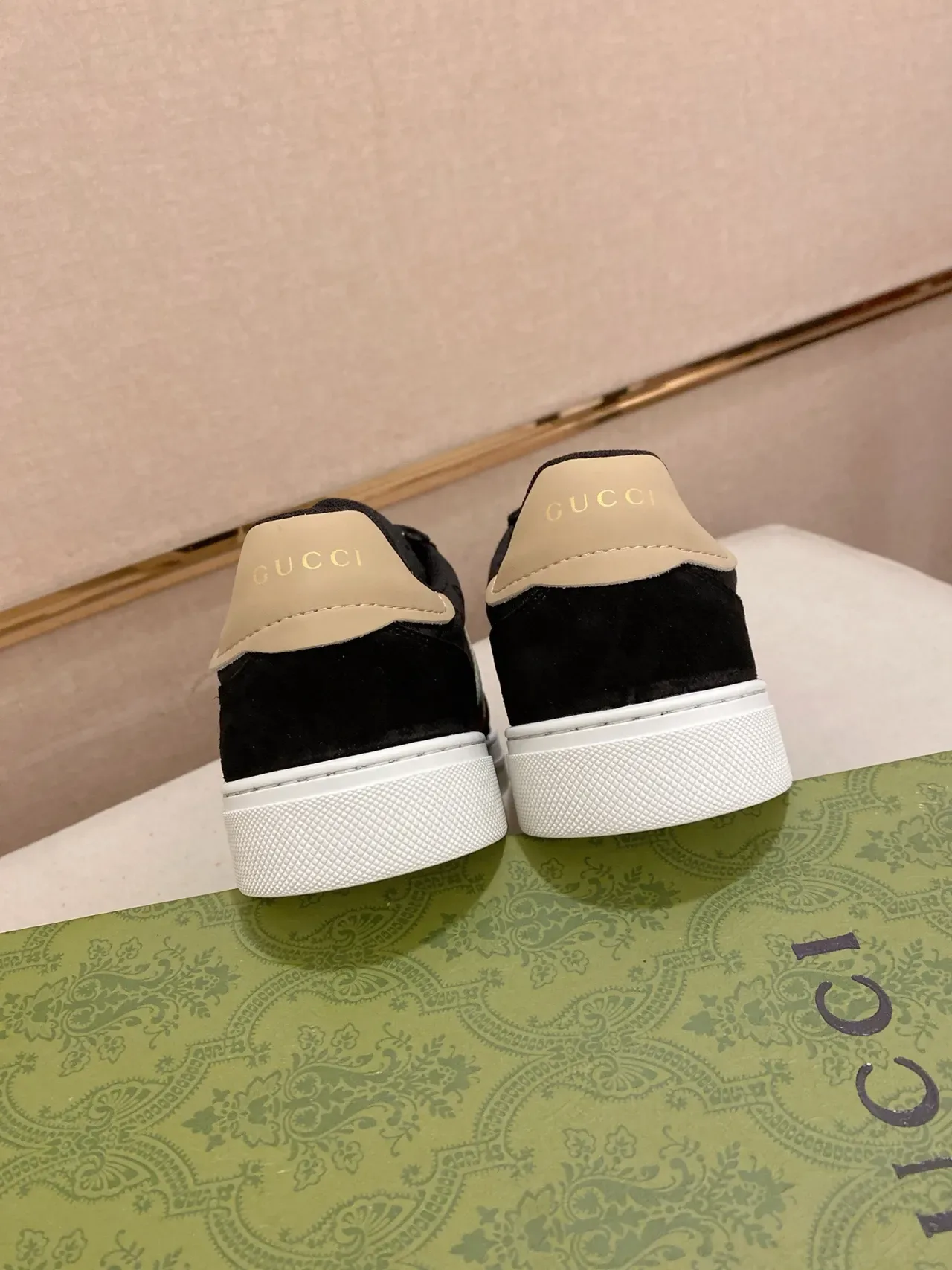 Gucci Preto e Verde Low-Top Suede e Monogram Lona Superior Lifestyle Sneakers 4