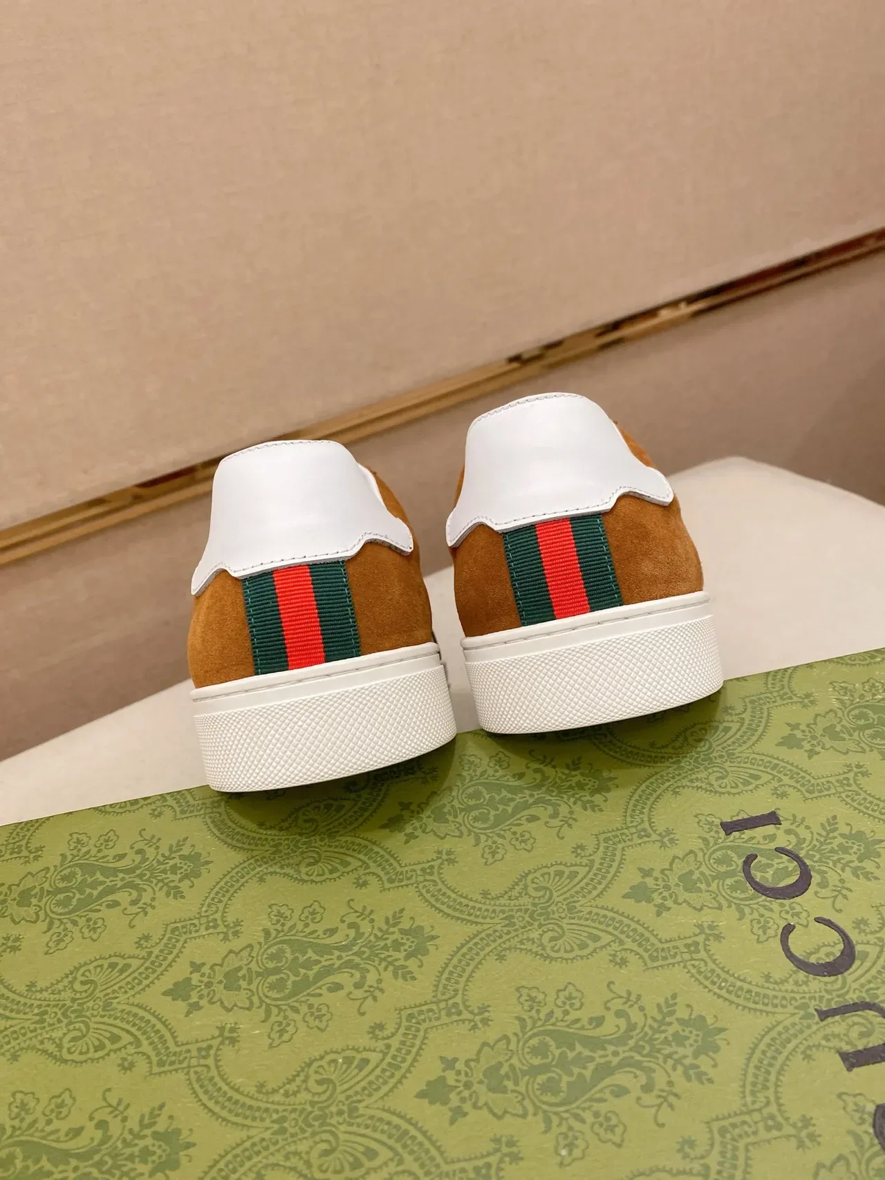 Tênis Gucci Marrom Branco GG Monogram Canvas Tan Suede Overlays Lifestyle 3