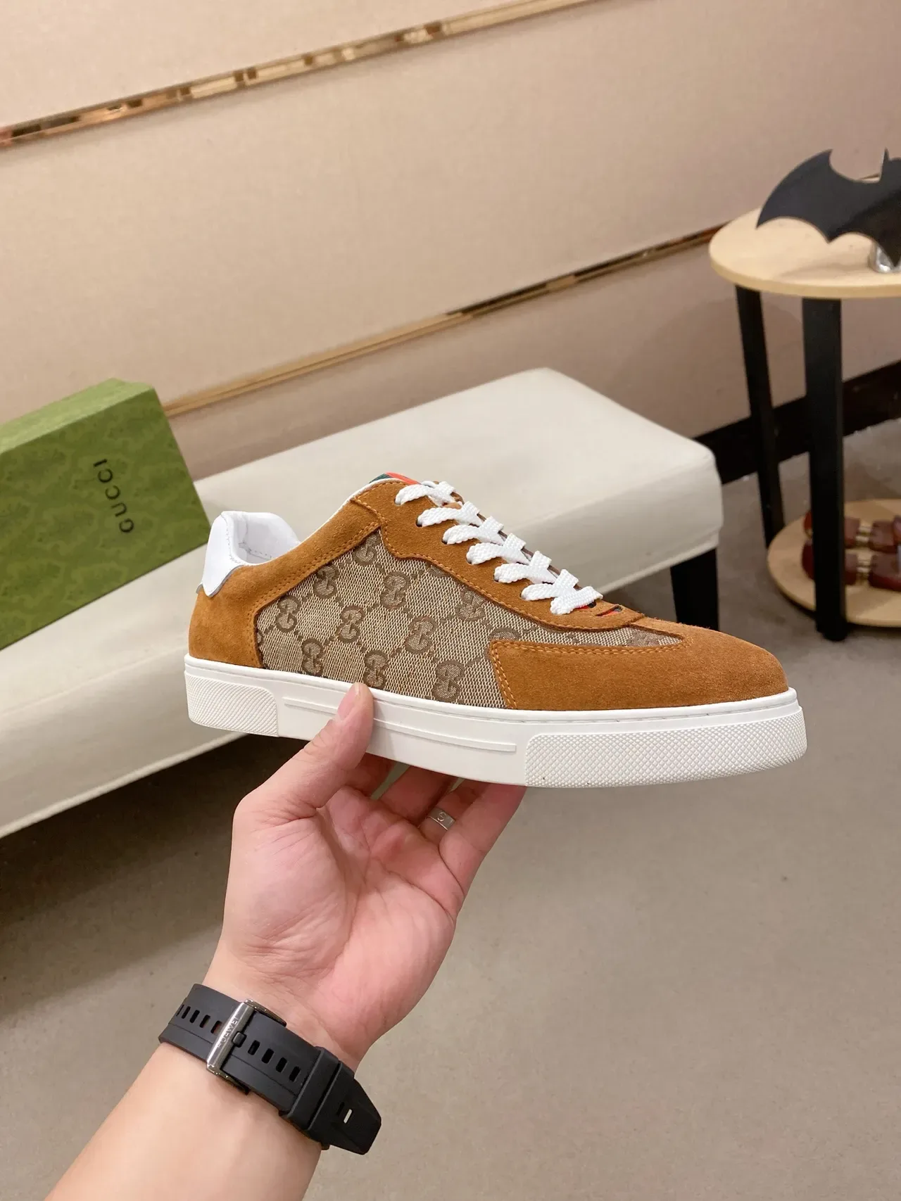 Tênis Gucci Marrom Branco GG Monogram Canvas Tan Suede Overlays Lifestyle 4