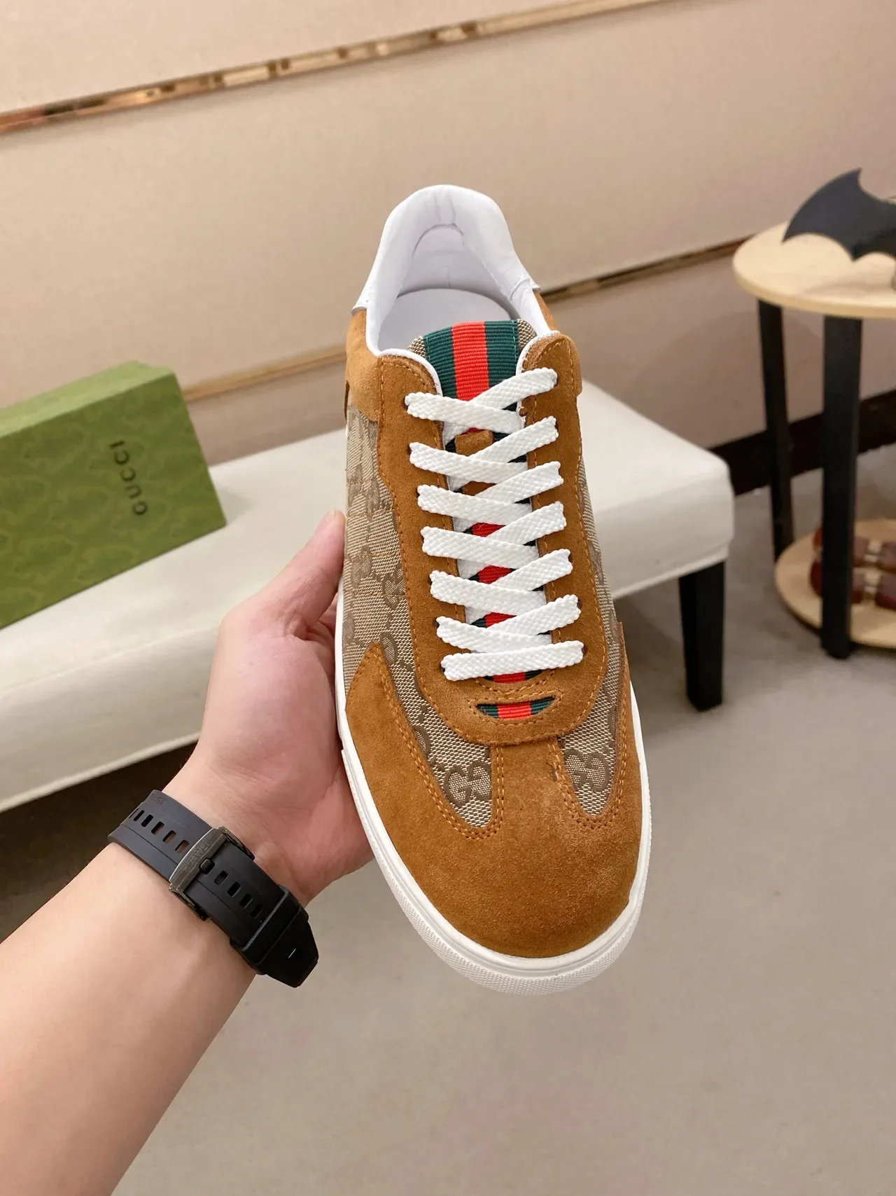 Tênis Gucci Marrom Branco GG Monogram Canvas Tan Suede Overlays Lifestyle 5