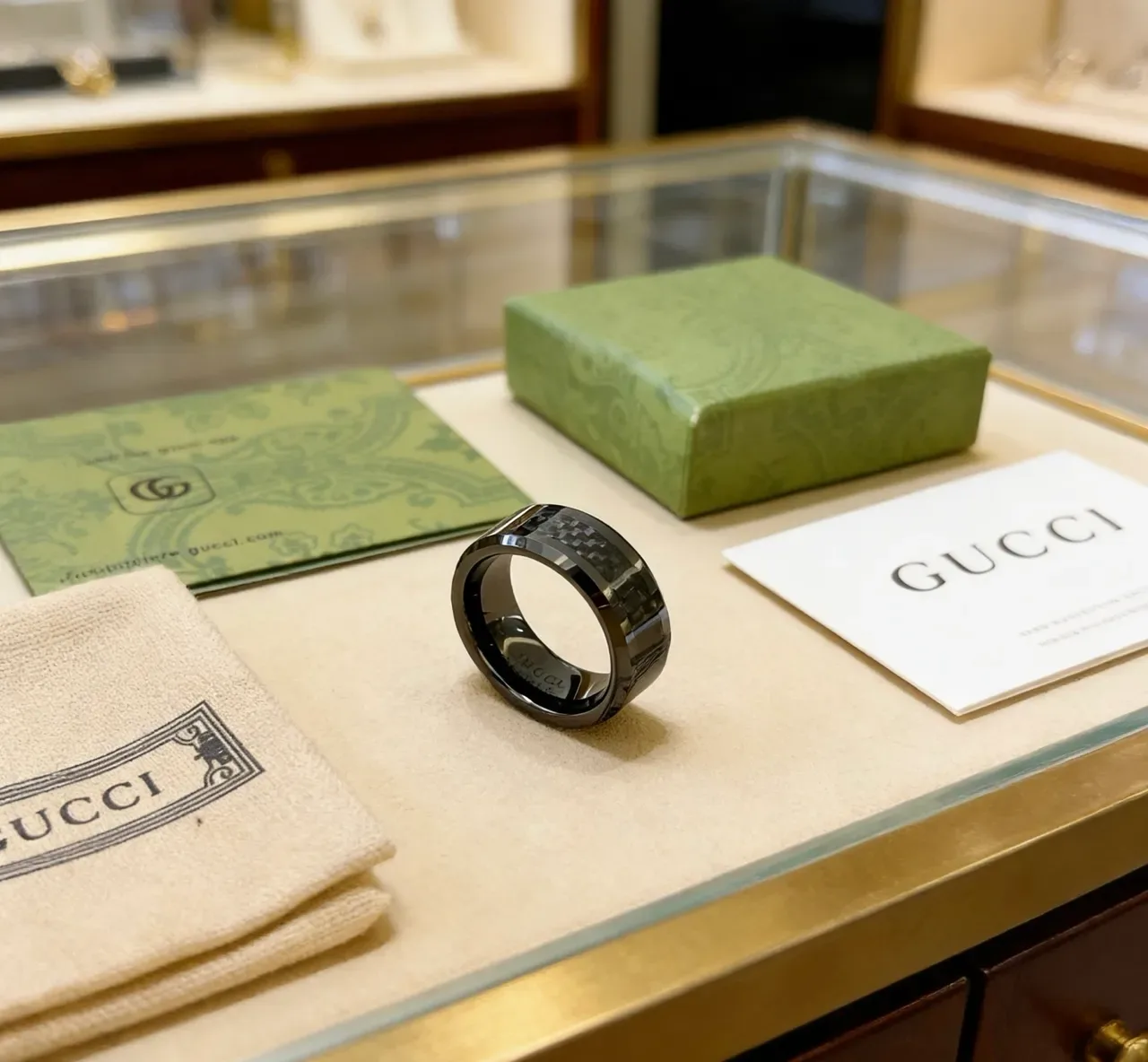 خاتم Gucci إنليه ألياف الكربون أسود 9