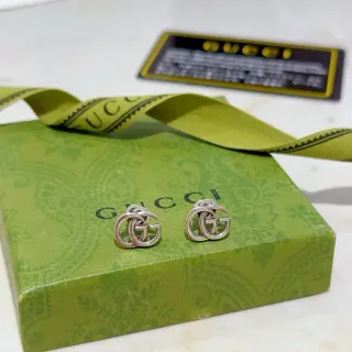 Gucci ডাবল জি ইন্টারলকিং লোগো স্টাড ইয়ারিংস