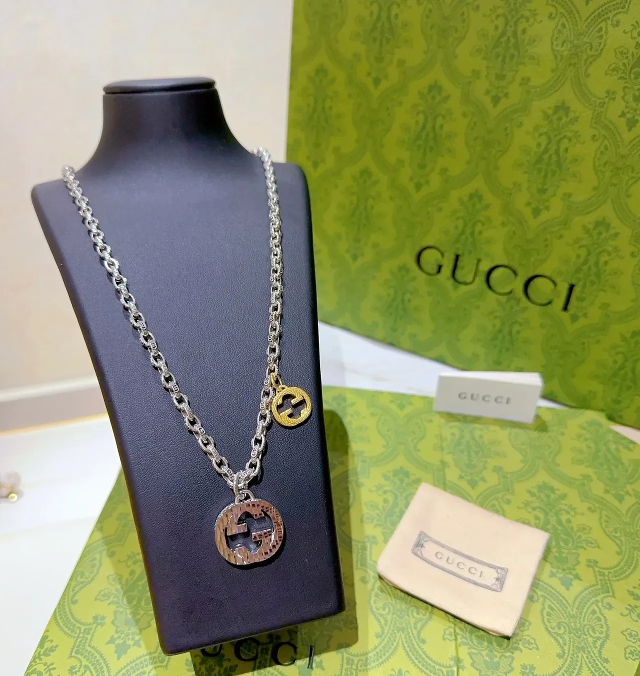Gucci Double G পেন্ডেন্ট নেকলেস রূপালী ও সোনালী 8