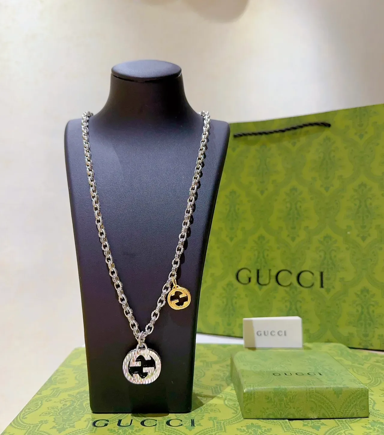 Gucci Double G পেন্ডেন্ট নেকলেস রূপালী ও সোনালী 9
