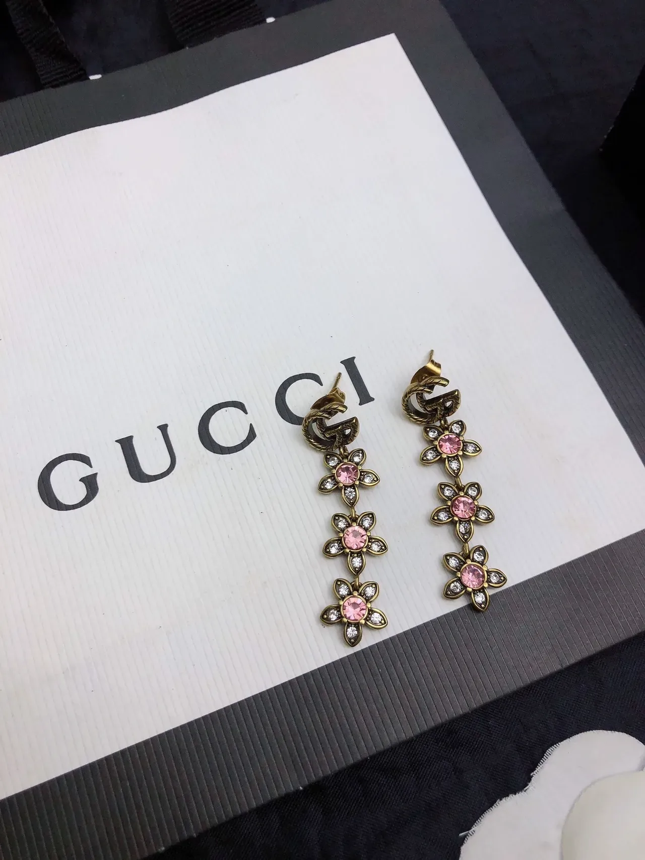 Gucci Flora Triple Flower أقراط وردي كريستال 3