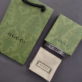Gucci G-Link سوار معدني بلون فضي مع نقشة G متشابكة مزخرفة