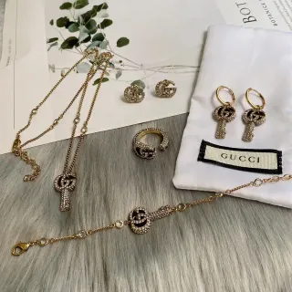 Gucci GG Key সোনা কালো ক্রিস্টাল-পাভে নেকলেস