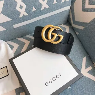 Gucci GG Marmont أسود ذهبي Interlocking G إبزيم من جلد مقشف