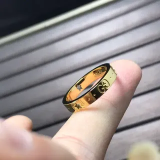Gucci GG Marmont सोने और काले एनामेल अंगूठी