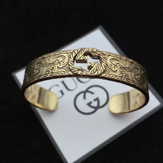 Gucci GG Marmont سوار ذهبي بني نقش معدني مزخرف interlocking G motif
