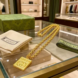 Gucci GG Marmont সোনালি সবুজ কার্ব-লিঙ্ক চেইন বর্গাকার পেন্ডেন্ট নেকলেস