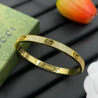 سوارة Gucci GG Marmont ذهبية فضية مكسوطة بالبلورات