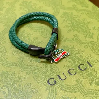 Gucci GG Marmont Pulsera con Encanto Verde Negro Cuero Trenzado Esmalte