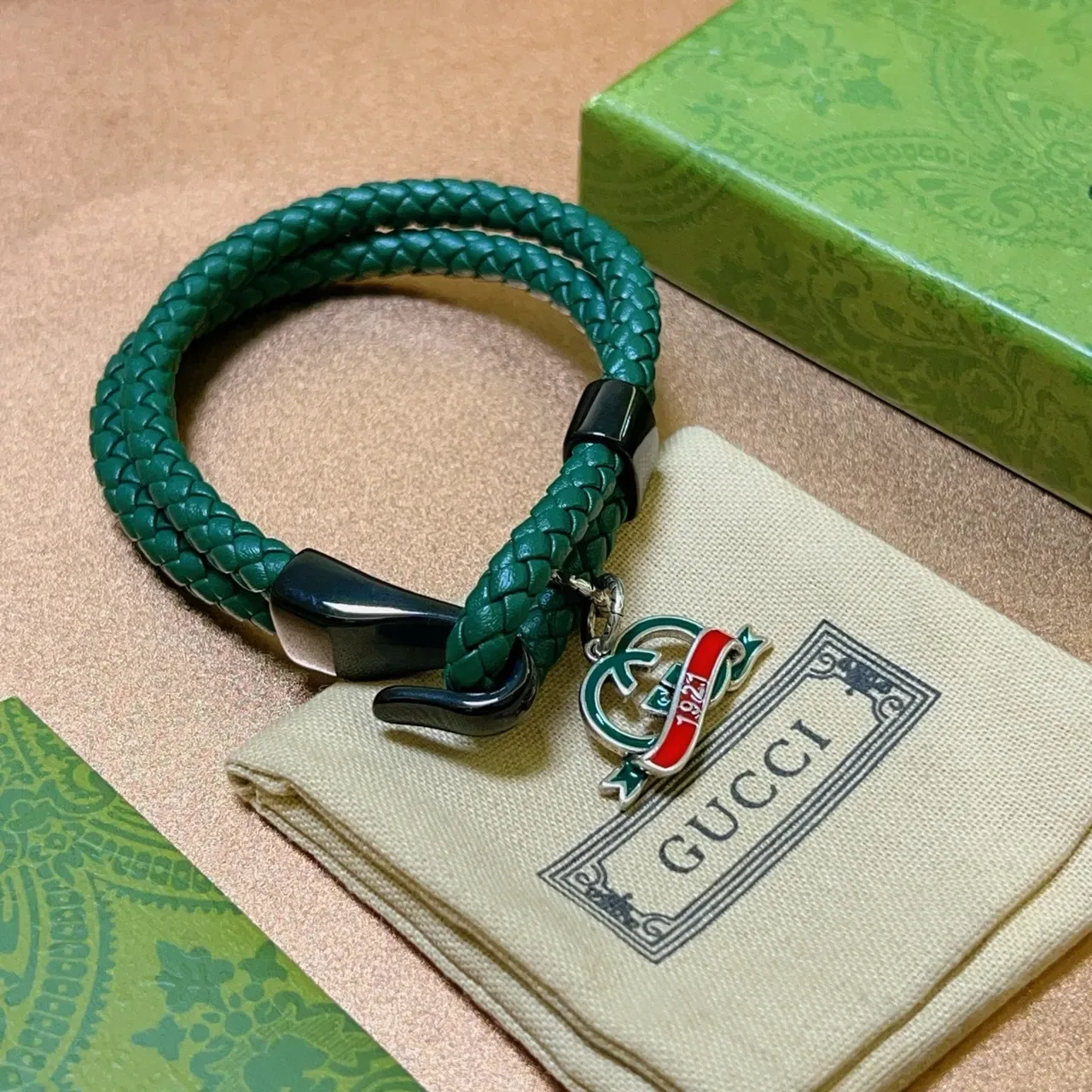 Gucci GG Marmont Pulseira com Encanto Verde Preto Couro Trançado Esmaltado 2