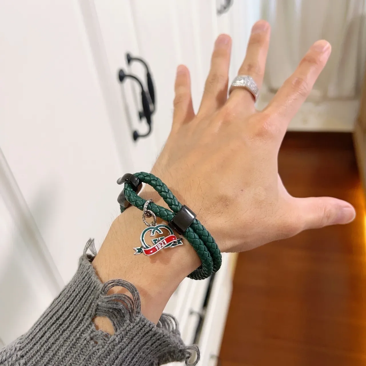 Gucci GG Marmont Pulseira com Encanto Verde Preto Couro Trançado Esmaltado 3