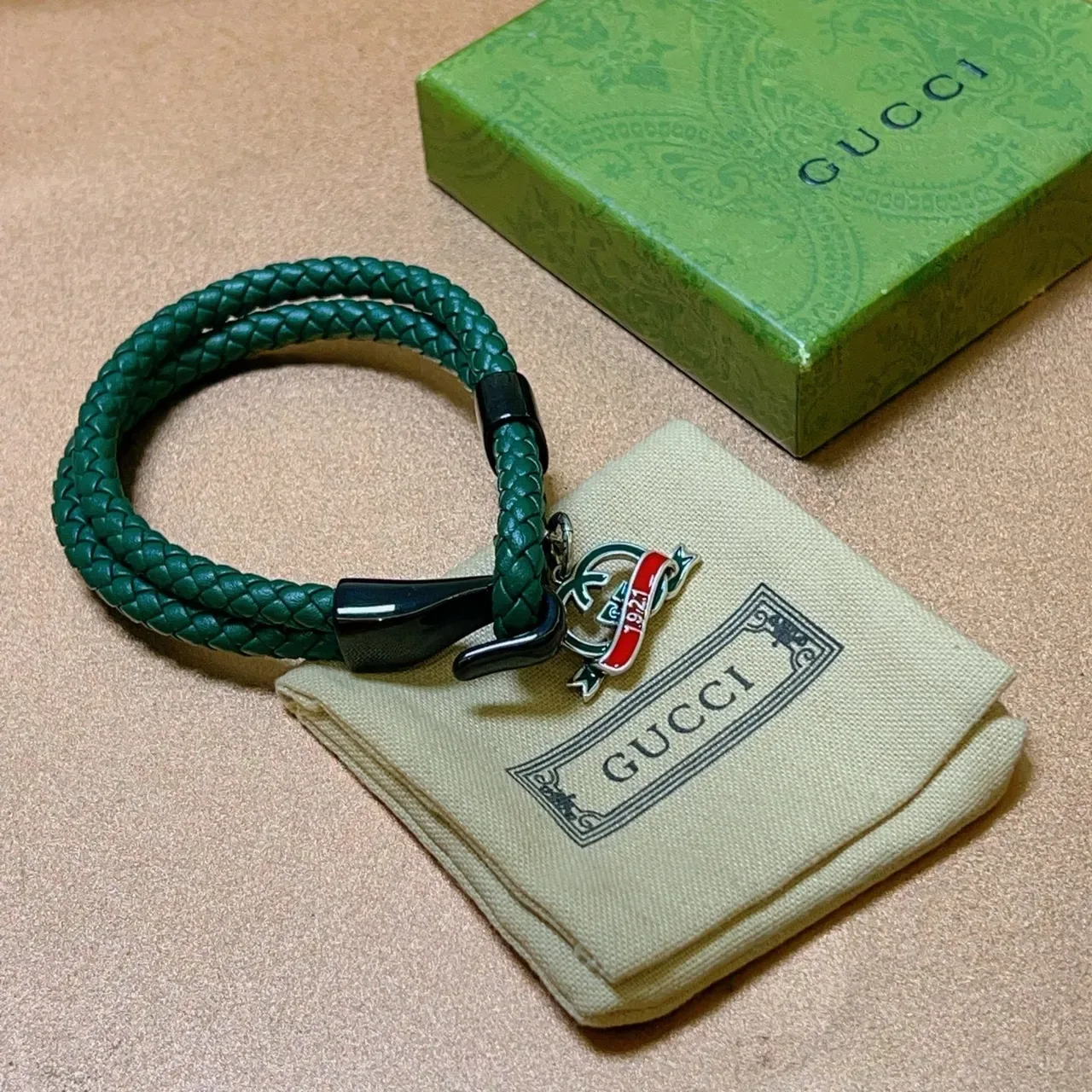 Gucci GG Marmont Pulseira com Encanto Verde Preto Couro Trançado Esmaltado 4