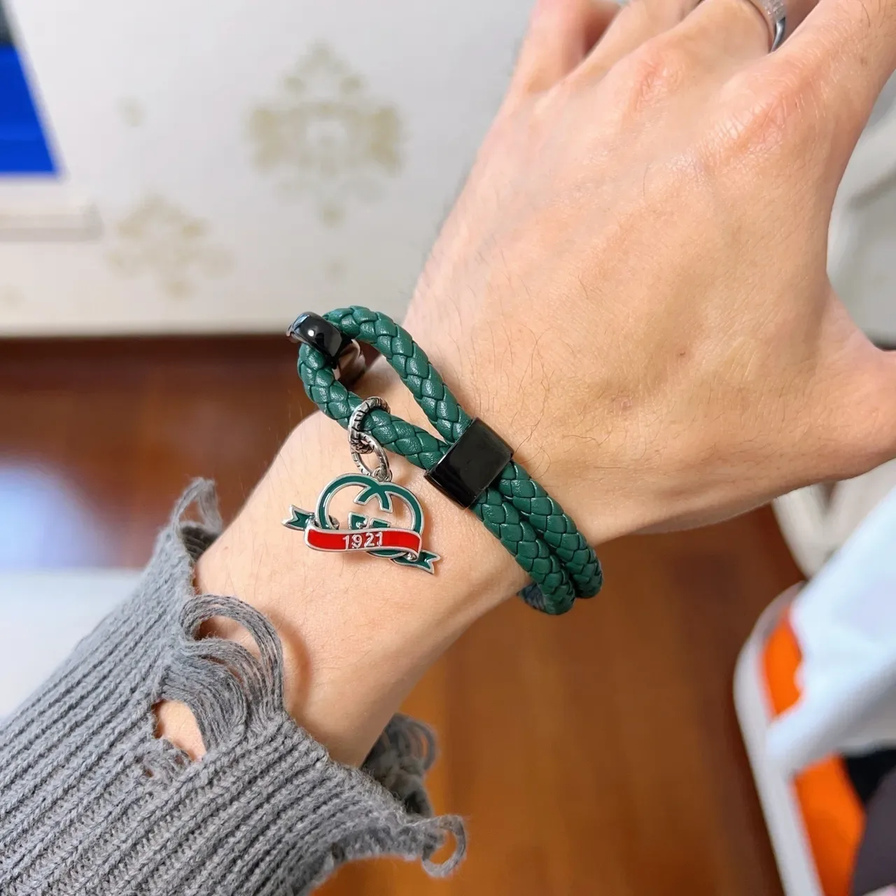 Gucci GG Marmont Pulseira com Encanto Verde Preto Couro Trançado Esmaltado 5