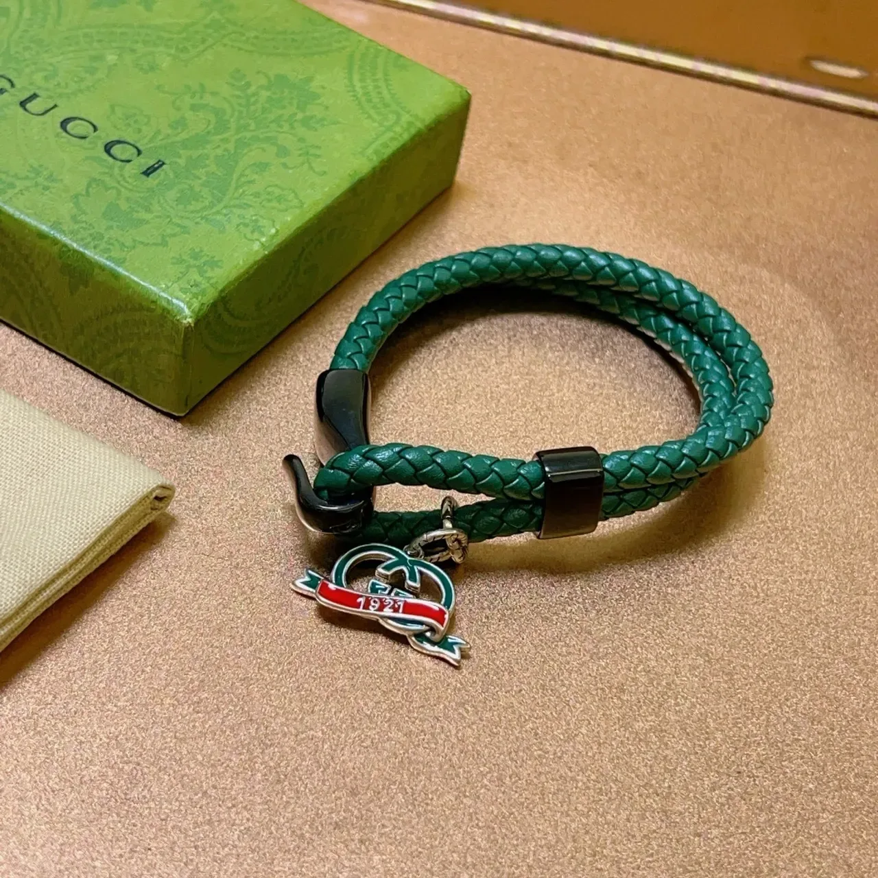 Gucci GG Marmont Pulseira com Encanto Verde Preto Couro Trançado Esmaltado 6