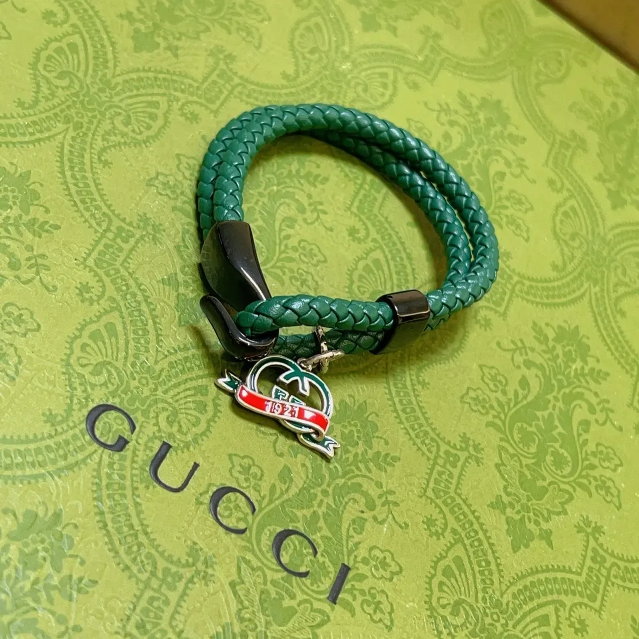 Gucci GG Marmont Pulseira com Encanto Verde Preto Couro Trançado Esmaltado 7