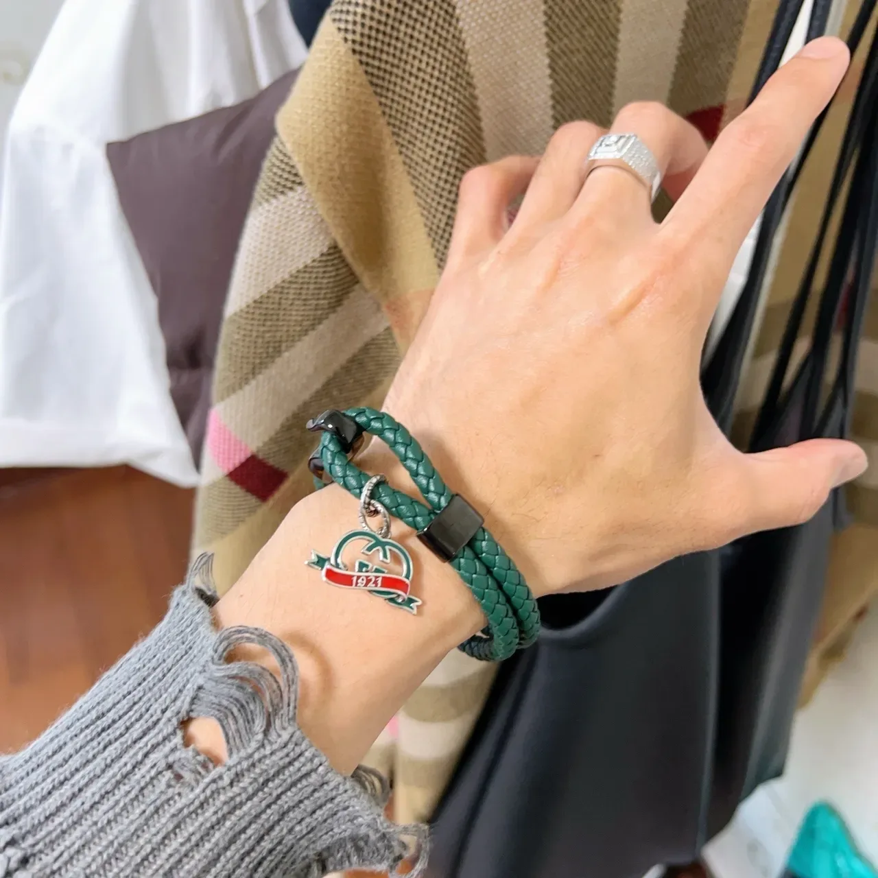 Gucci GG Marmont Pulseira com Encanto Verde Preto Couro Trançado Esmaltado 8