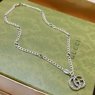 গুসি GG মারমন্ট-প্রেরিত রুপালি কালো চংকি কার্ব চেইন ইন্টারলকিং জি পেন্ডেন্ট নেকলেস