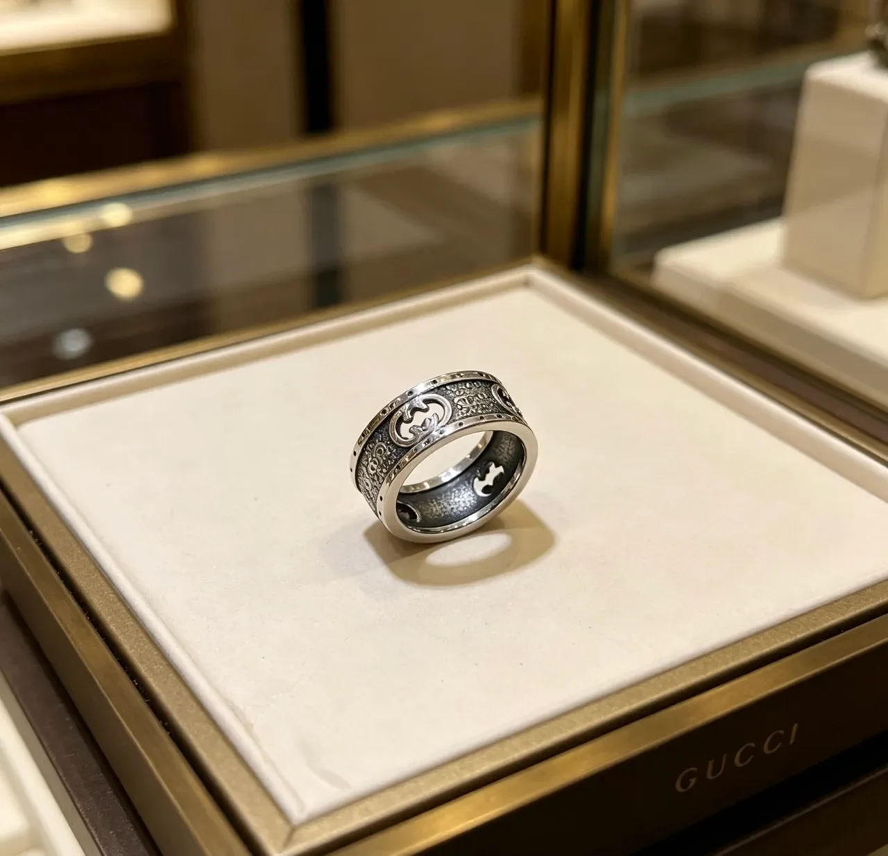 Bague Gucci GG Marmont Argent Noir Bande Large Motif G Entrelacé 4
