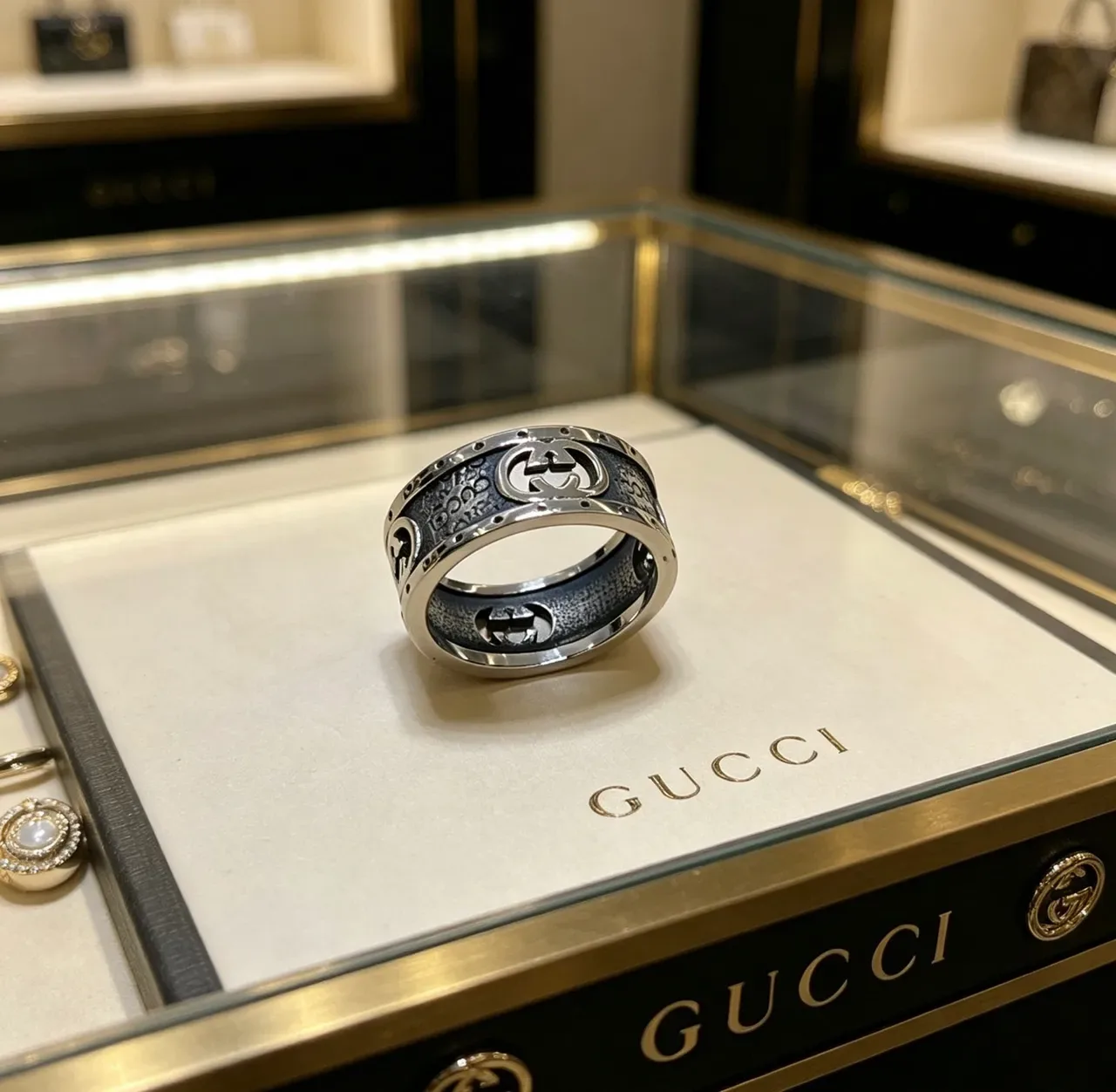 Bague Gucci GG Marmont Argent Noir Bande Large Motif G Entrelacé 6