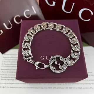 Gucci GG Marmont فضي بوردو سلسلة قفل منحنية مزخرفة نقش النقوش اللفية سوار