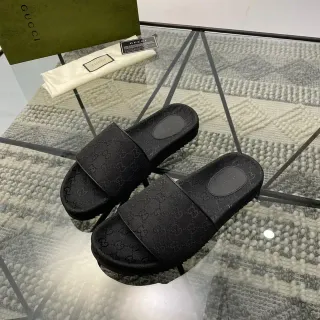 Gucci GG Monogram काली स्लाइड स्लिपर्स