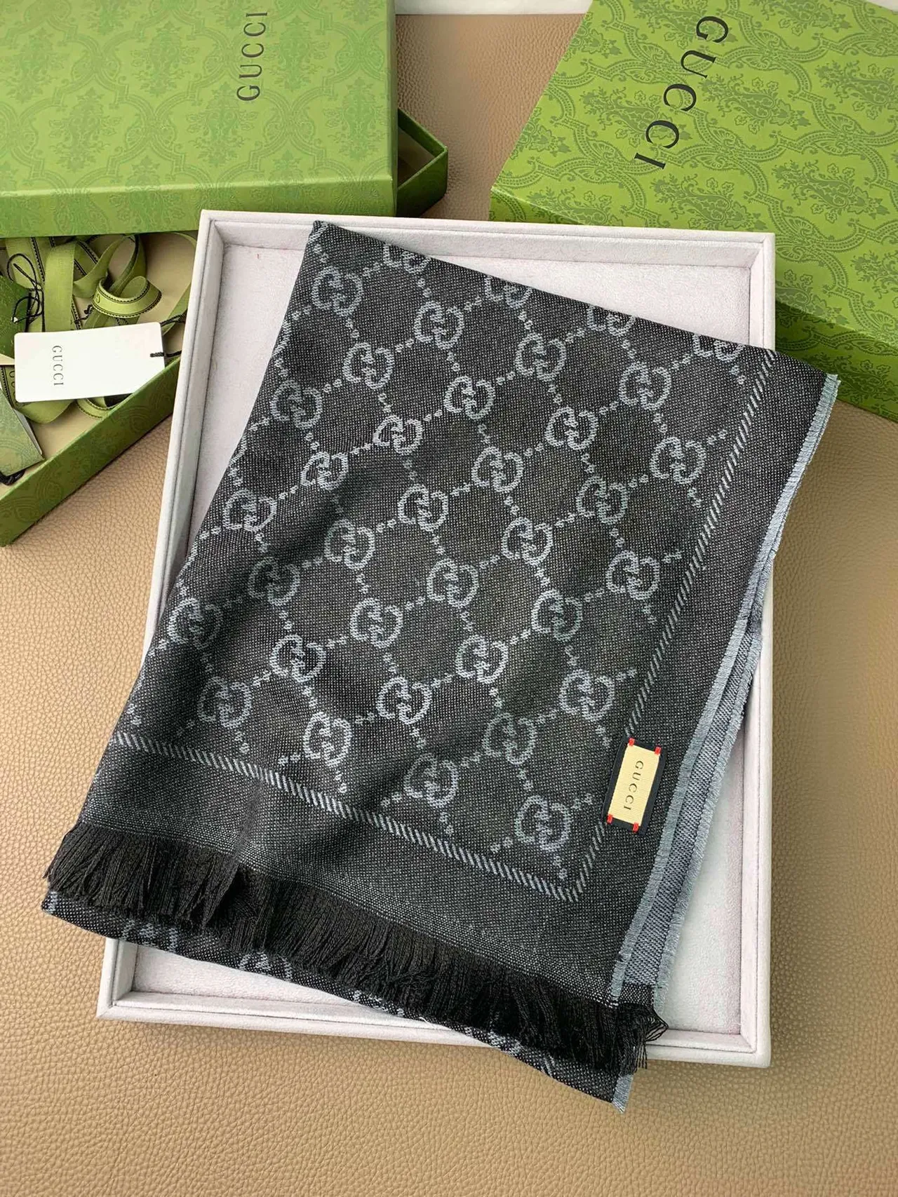 Gucci GG Monogram Cachecol Cachemira Cinza Gradiente 4