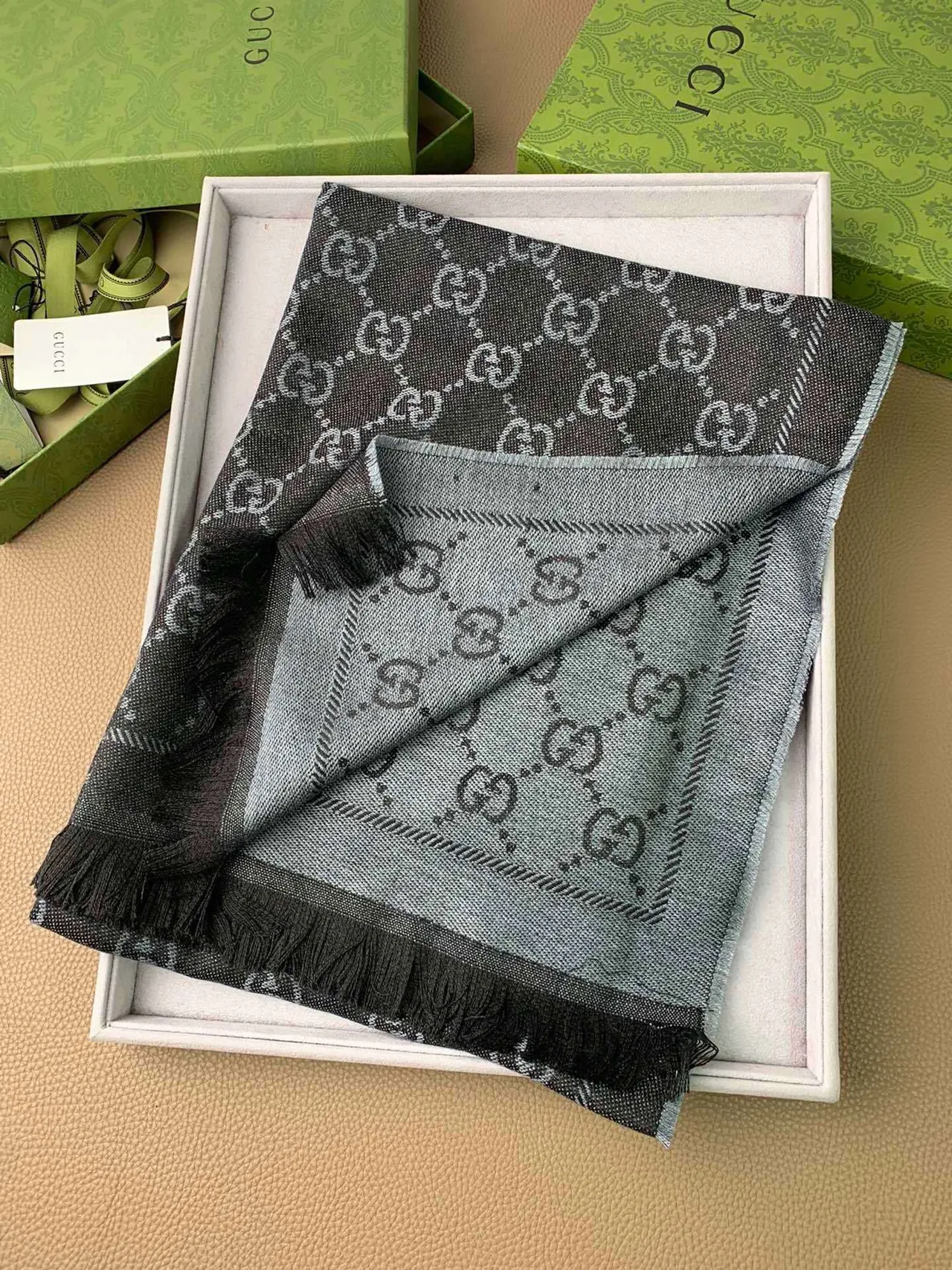 Gucci GG Monogram Cachecol Cachemira Cinza Gradiente 5