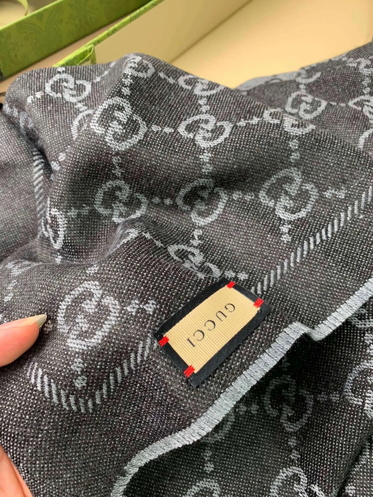 Gucci GG Monogram Cachecol Cachemira Cinza Gradiente 7
