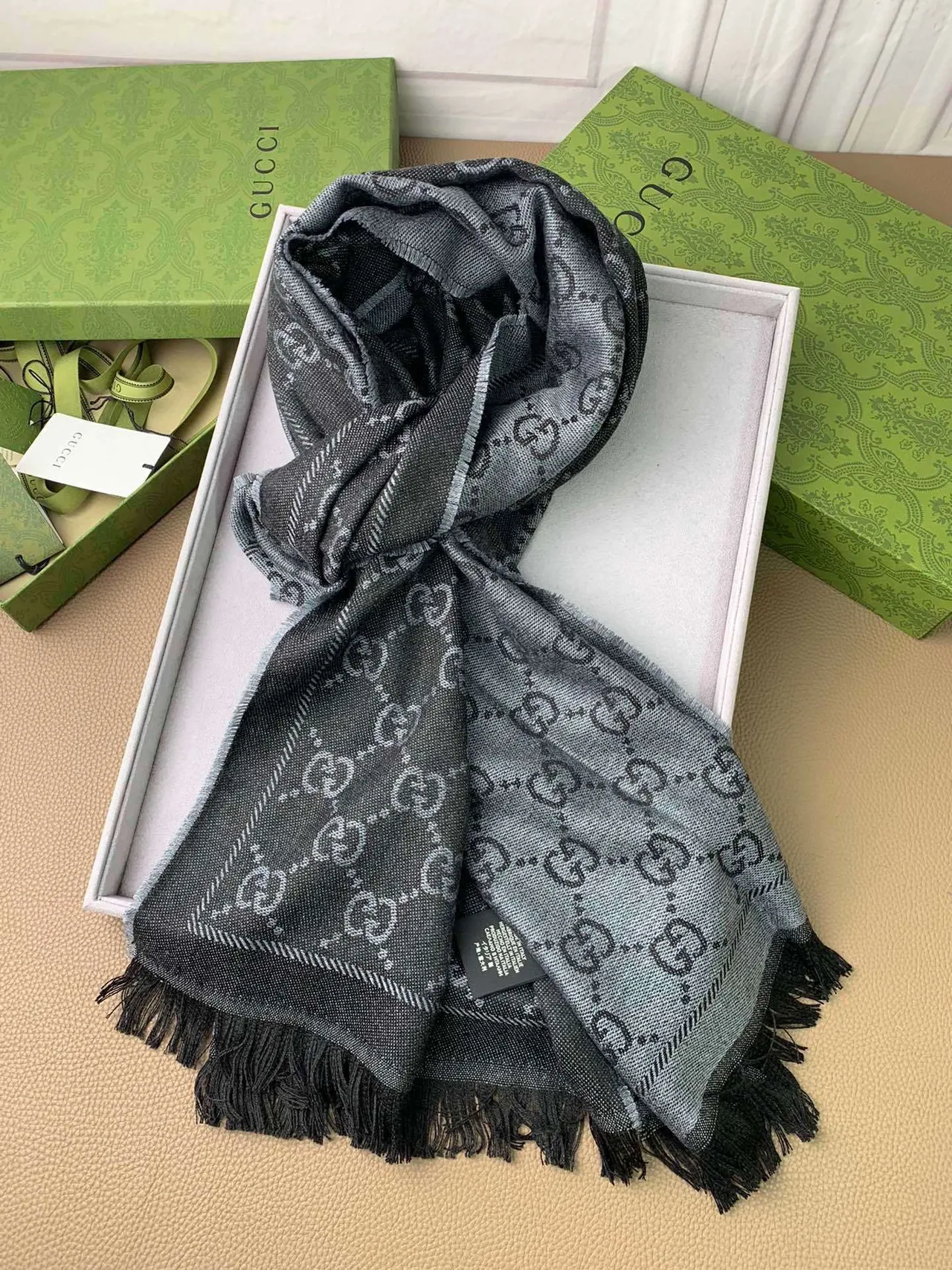 Gucci GG Monogram Cachecol Cachemira Cinza Gradiente 8