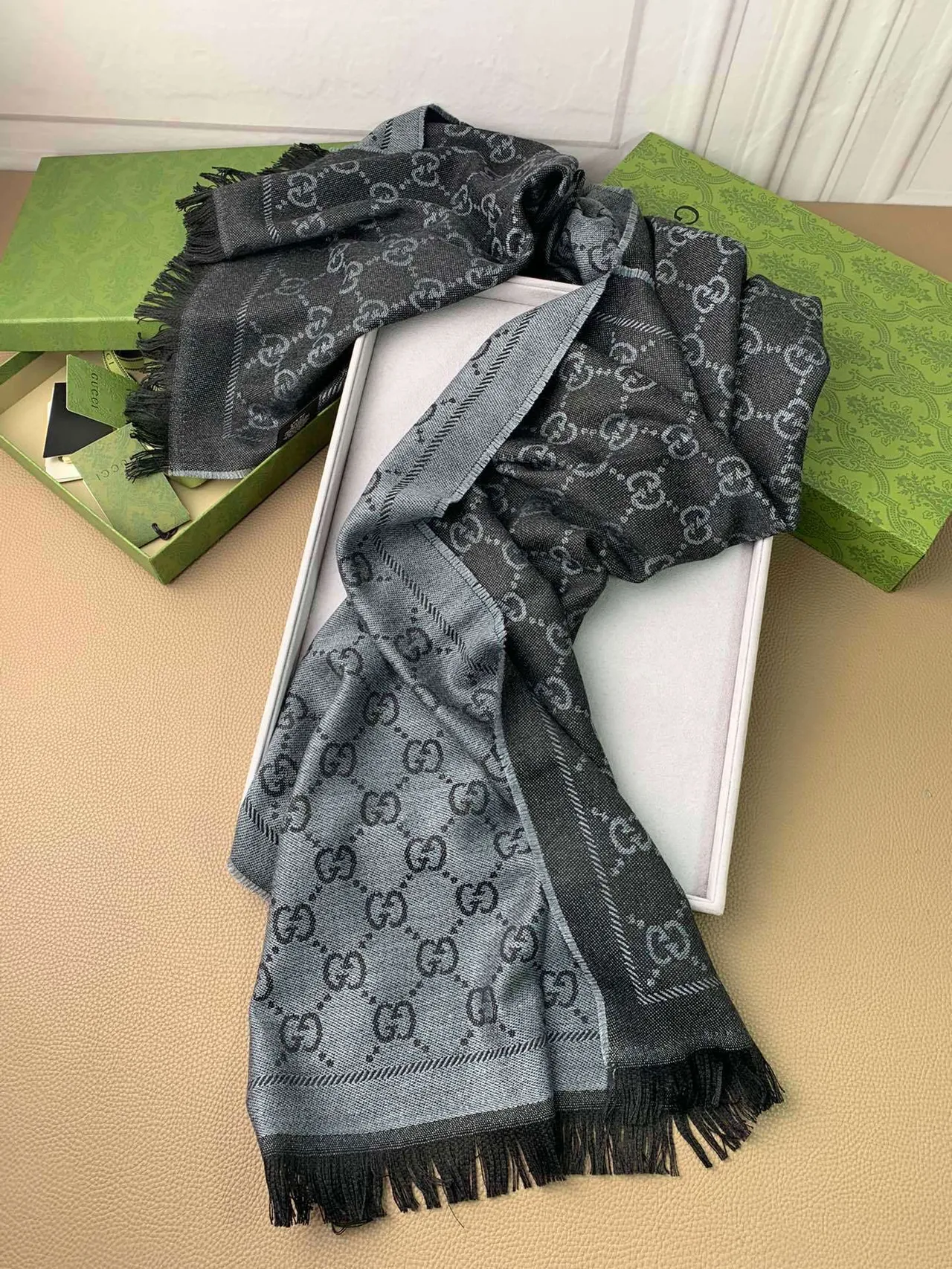 Gucci GG Monogram Cachecol Cachemira Cinza Gradiente 9