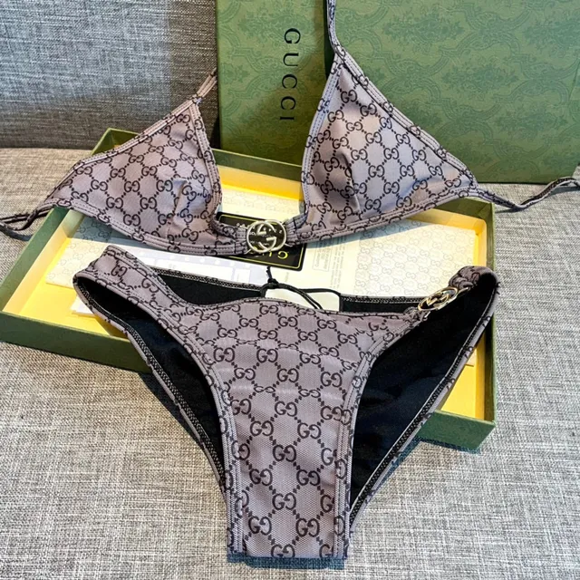 Gucci GG Monogram بيكيني هالتر مثلثي وبريفز منخفضة الخصر ملابس سباحة 6