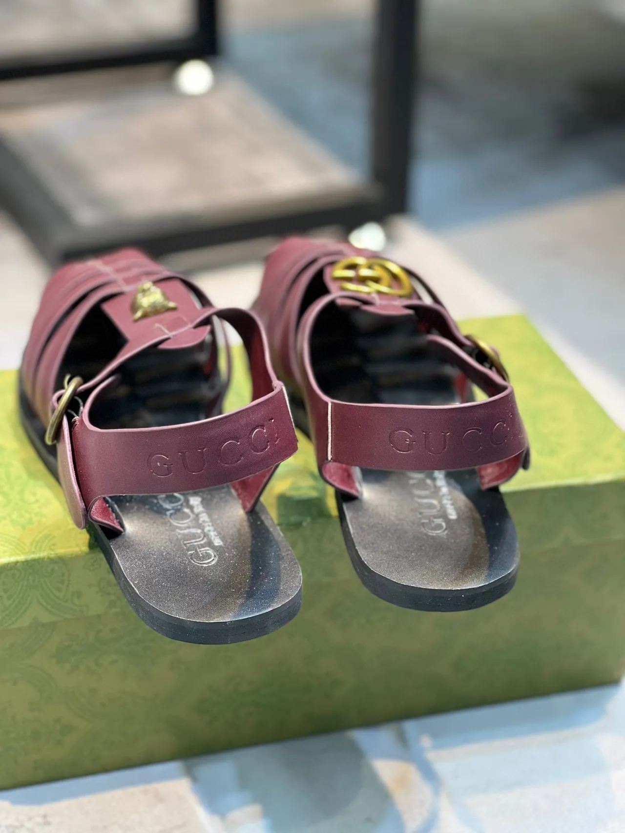 Gucci Gladiator Bordeaux Noir Multi-Bandes Médaillon Tête de Lion Gladiator Sandales 2