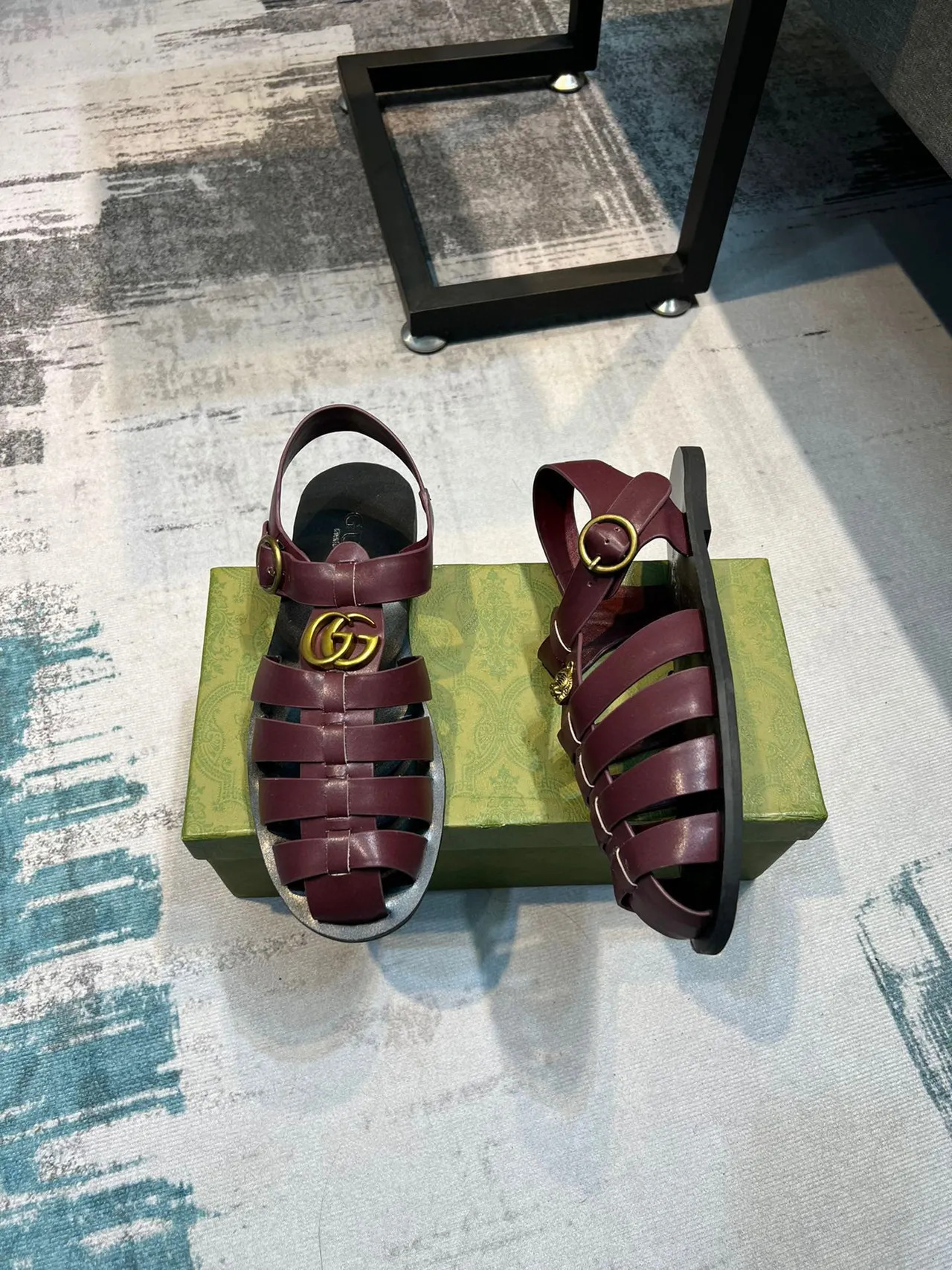 Gucci Gladiator Bordeaux Noir Multi-Bandes Médaillon Tête de Lion Gladiator Sandales 4