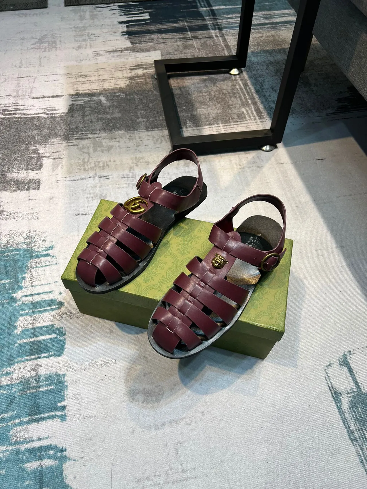 Gucci Gladiator Bordeaux Noir Multi-Bandes Médaillon Tête de Lion Gladiator Sandales 5