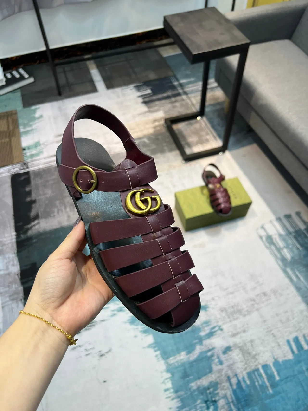 Gucci Gladiator Bordeaux Noir Multi-Bandes Médaillon Tête de Lion Gladiator Sandales 6