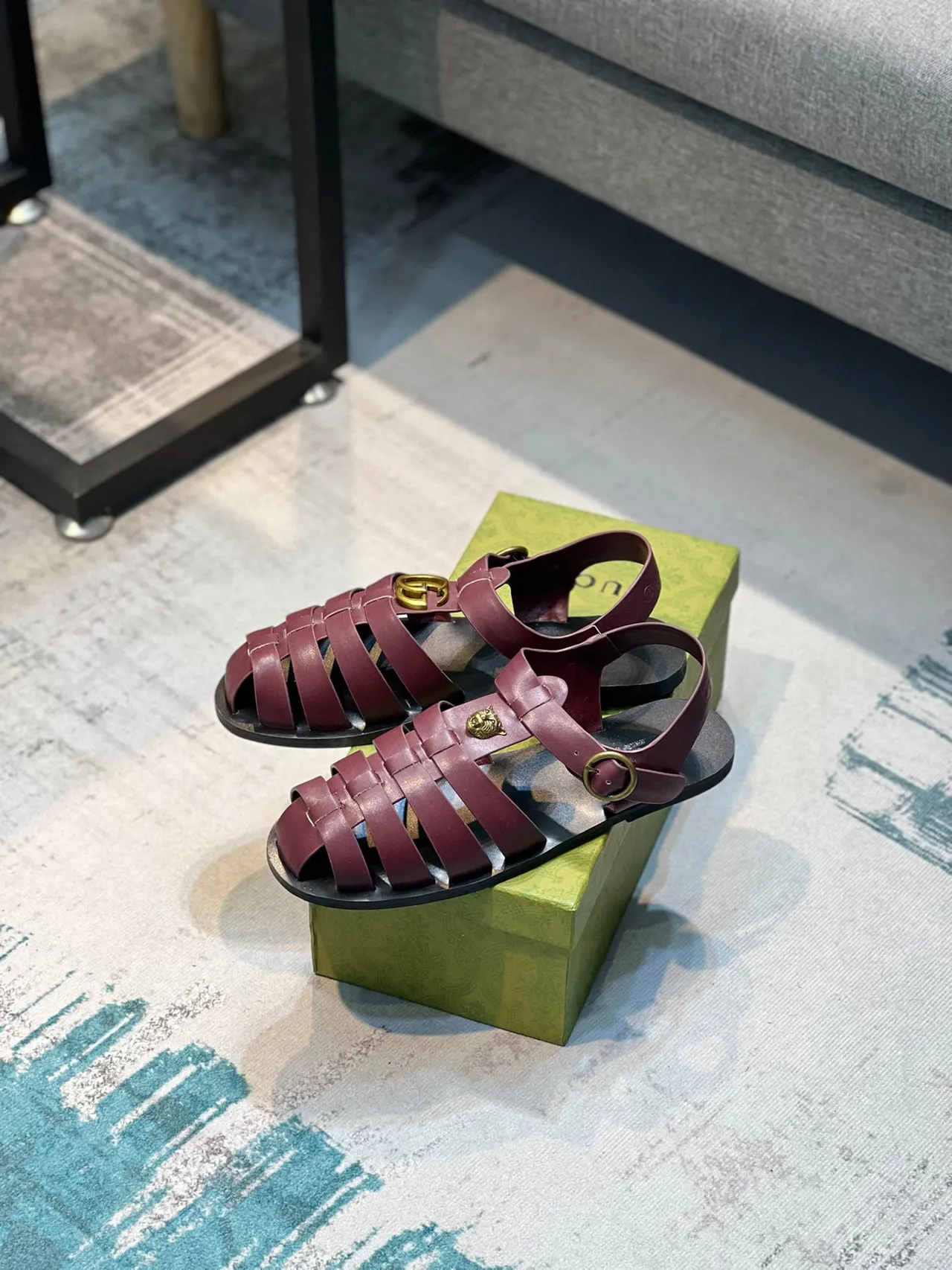 Gucci Gladiator Bordeaux Noir Multi-Bandes Médaillon Tête de Lion Gladiator Sandales 7