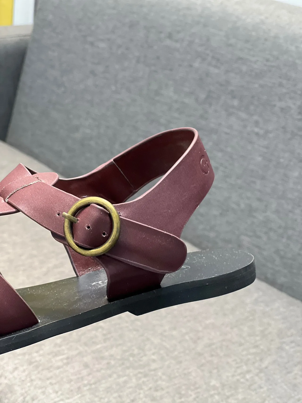 Gucci Gladiator Bordeaux Noir Multi-Bandes Médaillon Tête de Lion Gladiator Sandales 8