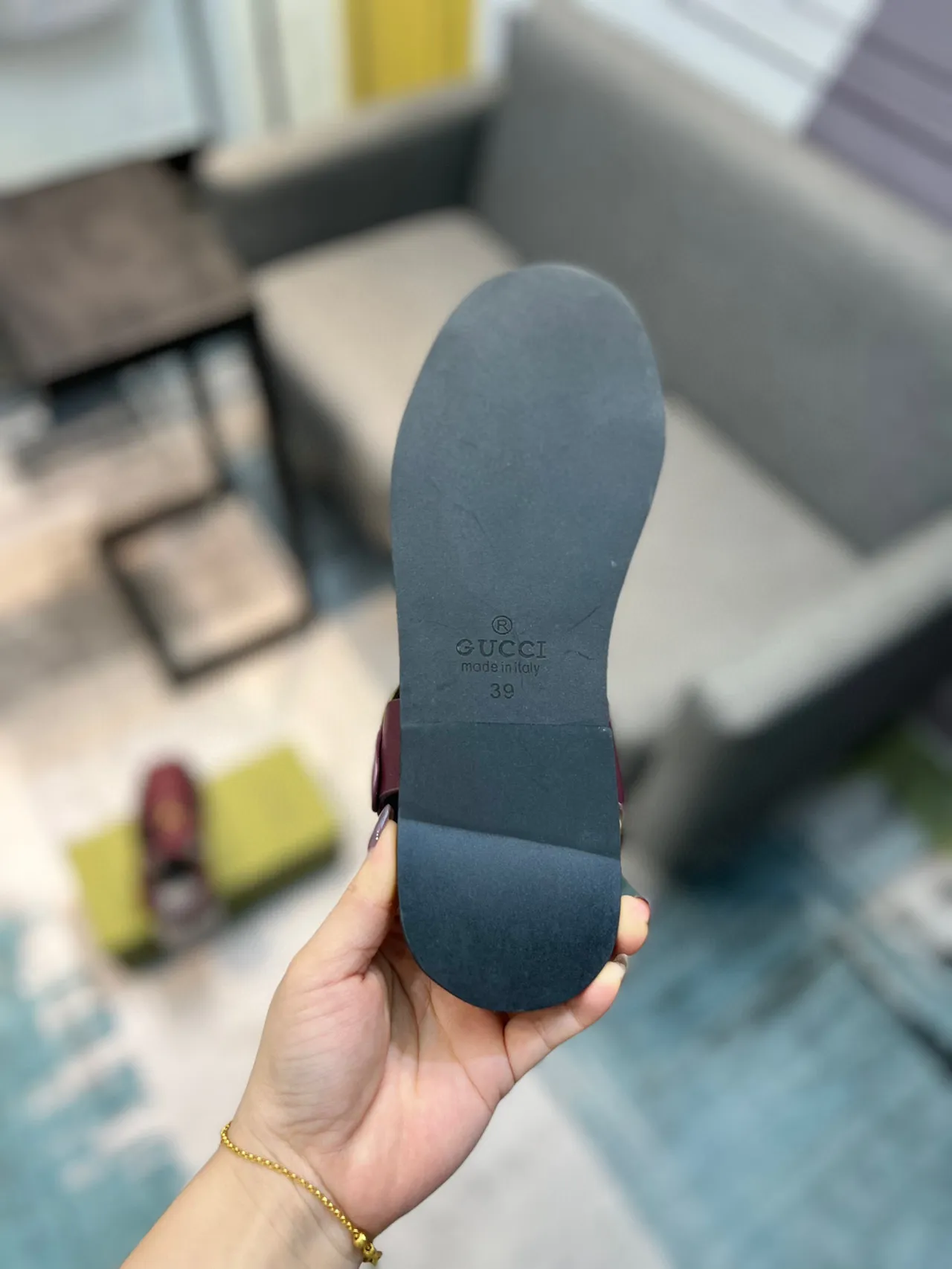 Gucci Gladiator Bordeaux Noir Multi-Bandes Médaillon Tête de Lion Gladiator Sandales 9