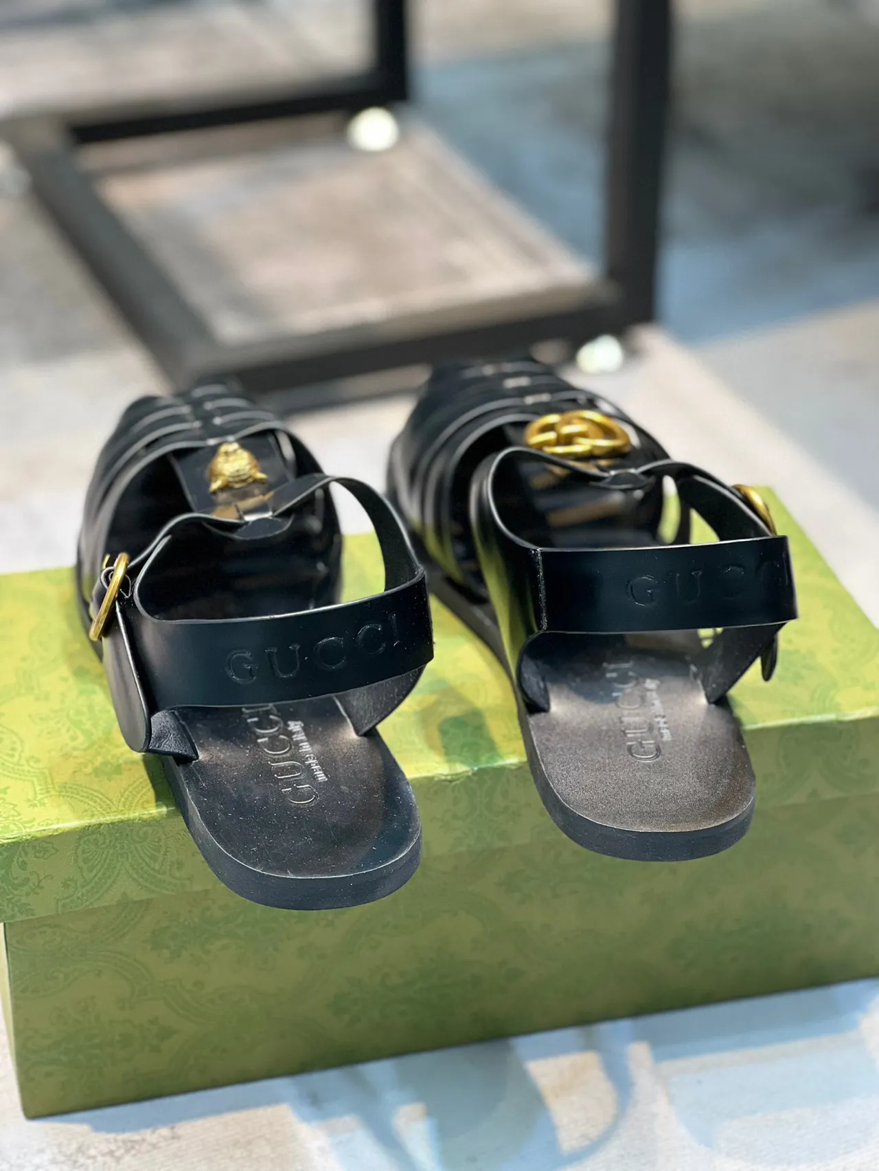 Gucci جلادياتور صندل أسود ذهبي متعدد الشرائط رمز ميدوزا صندل جلادياتور 2