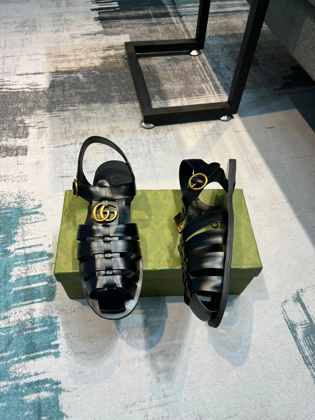 Gucci جلادياتور صندل أسود ذهبي متعدد الشرائط رمز ميدوزا صندل جلادياتور 4