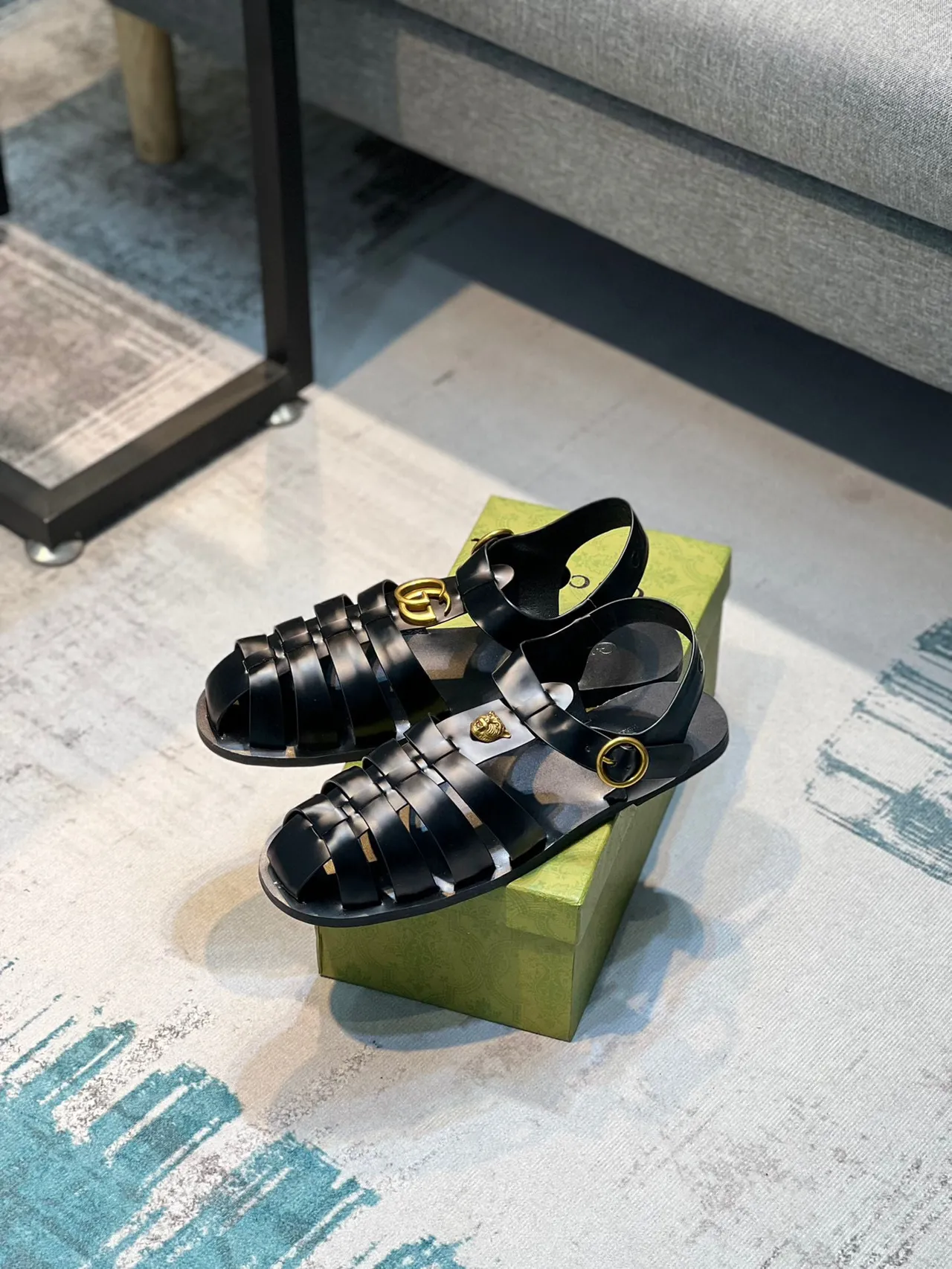 Gucci جلادياتور صندل أسود ذهبي متعدد الشرائط رمز ميدوزا صندل جلادياتور 6